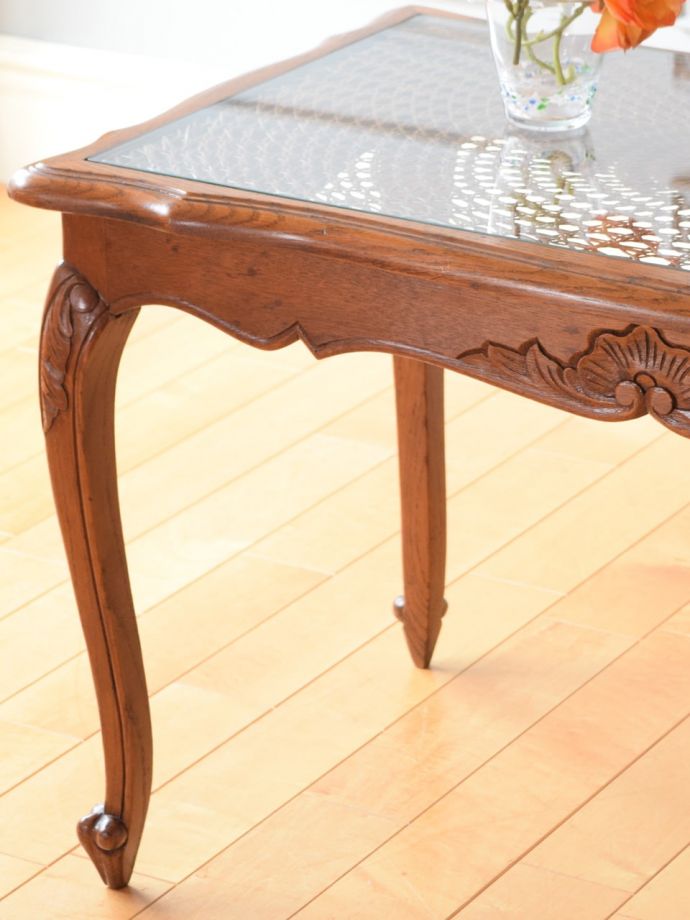 フランスの家具らしい美しいフォルム