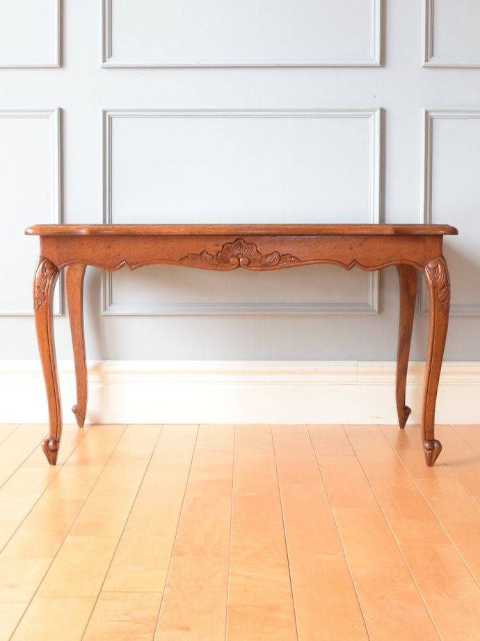 アンティークテーブルの横顔