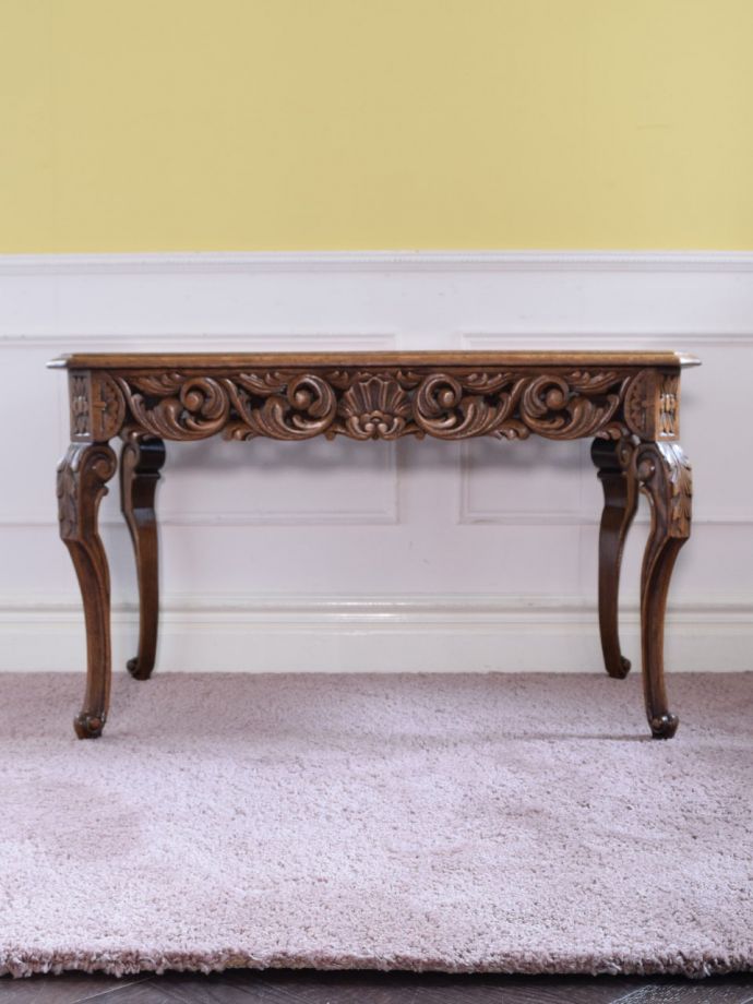 アンティークテーブルの横顔