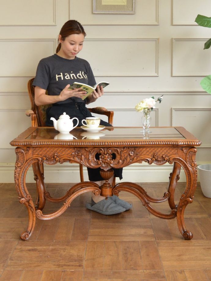 フランスの優雅なコーヒーテーブル