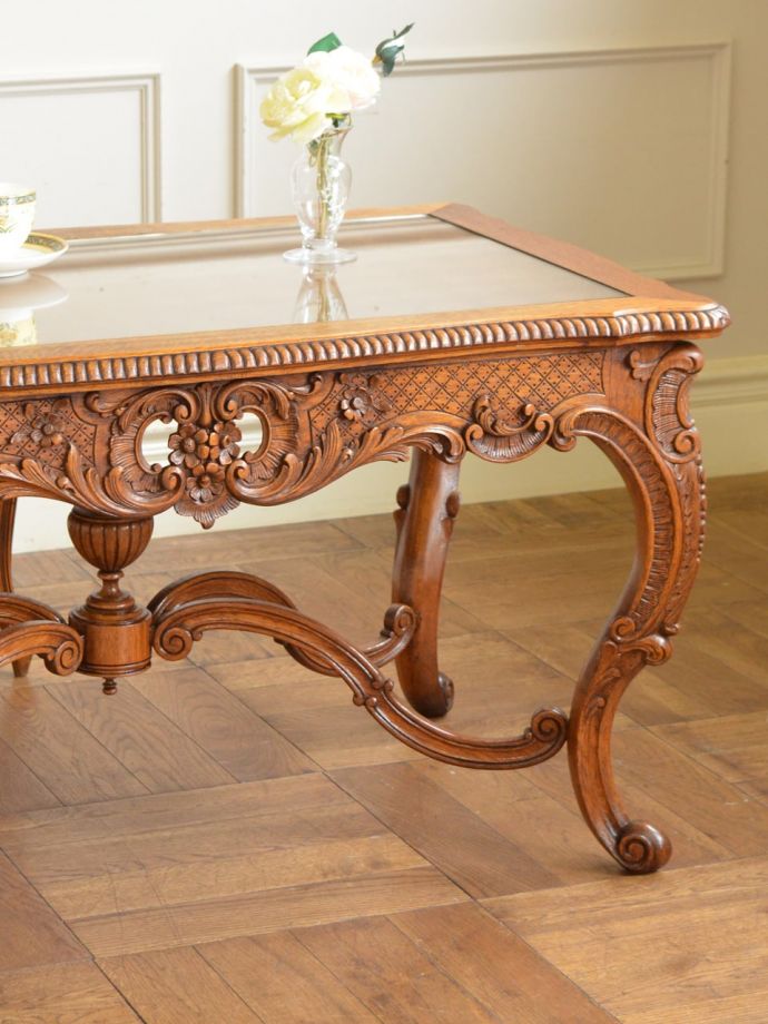 フランスの家具らしい美しいフォルム