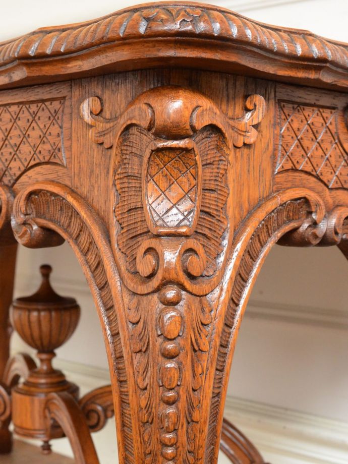 フランスらしい彫