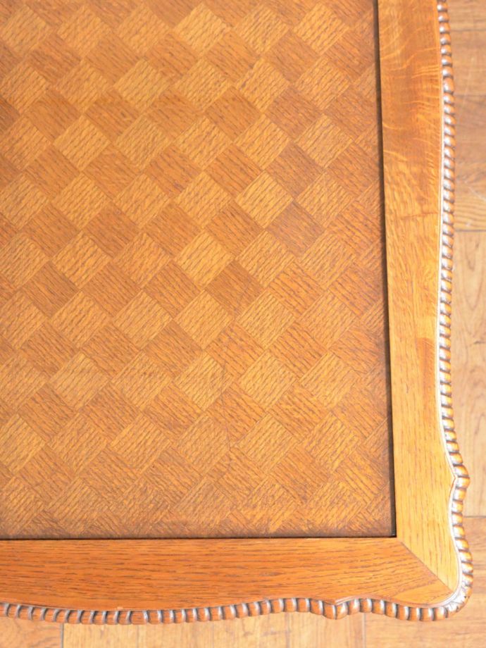 美しいパーケットリーの天板