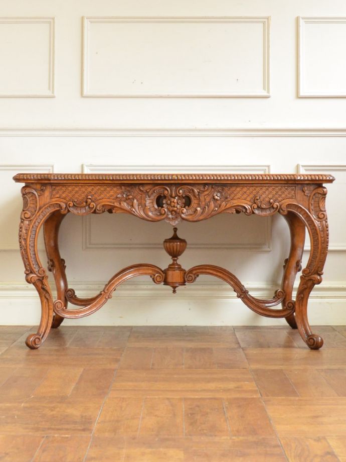 アンティークテーブルの横顔