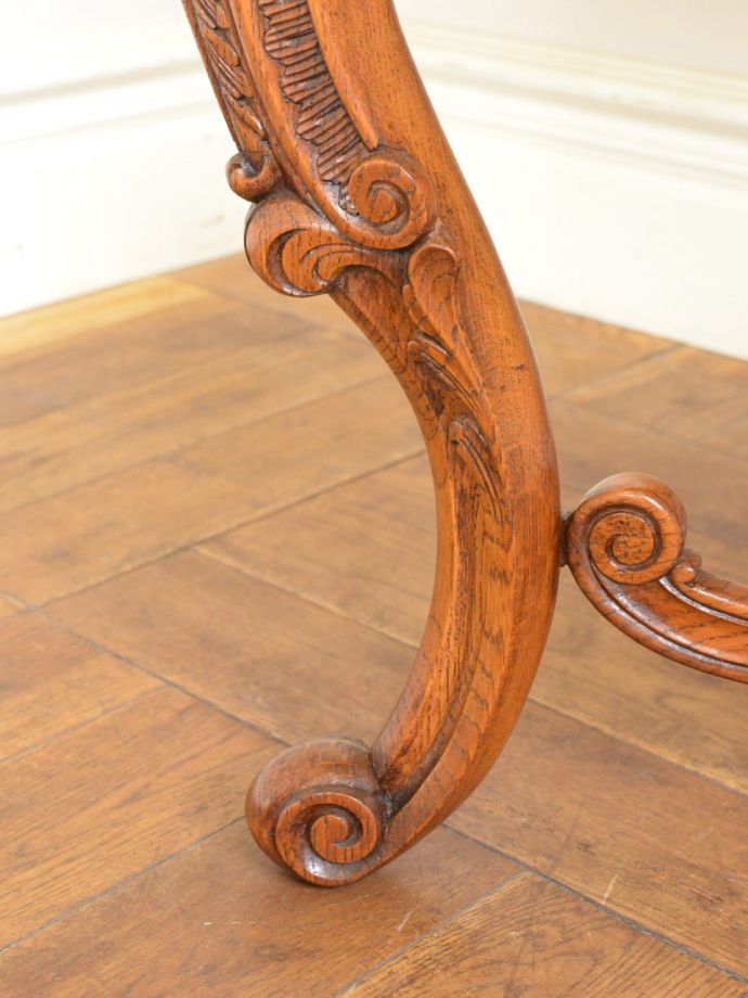 アンティークテーブルの脚