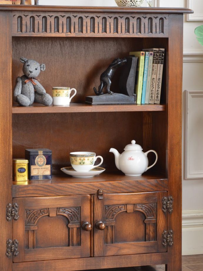 アンティーク家具らしい美しい木目