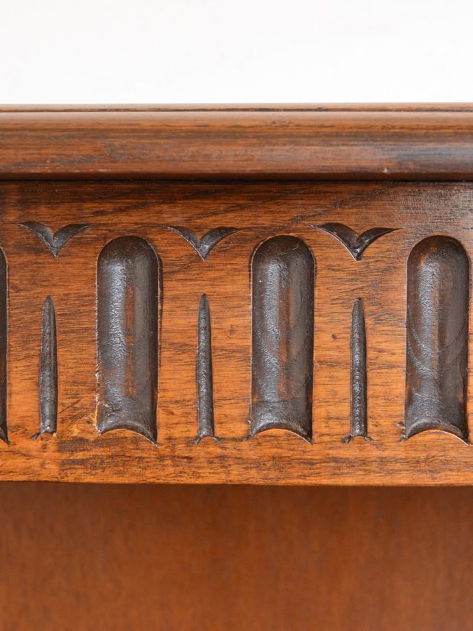 英国アンティーク家具らしい装飾