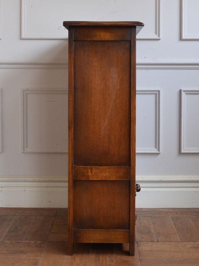 アンティークキャビネットの側面