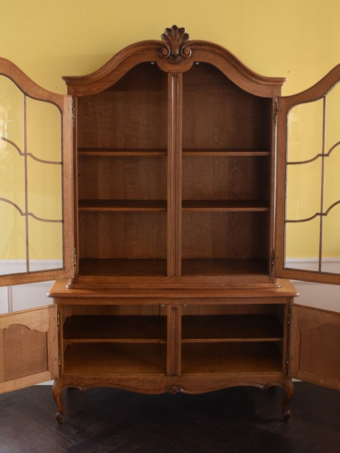 アンティークのキャビネットの扉の中