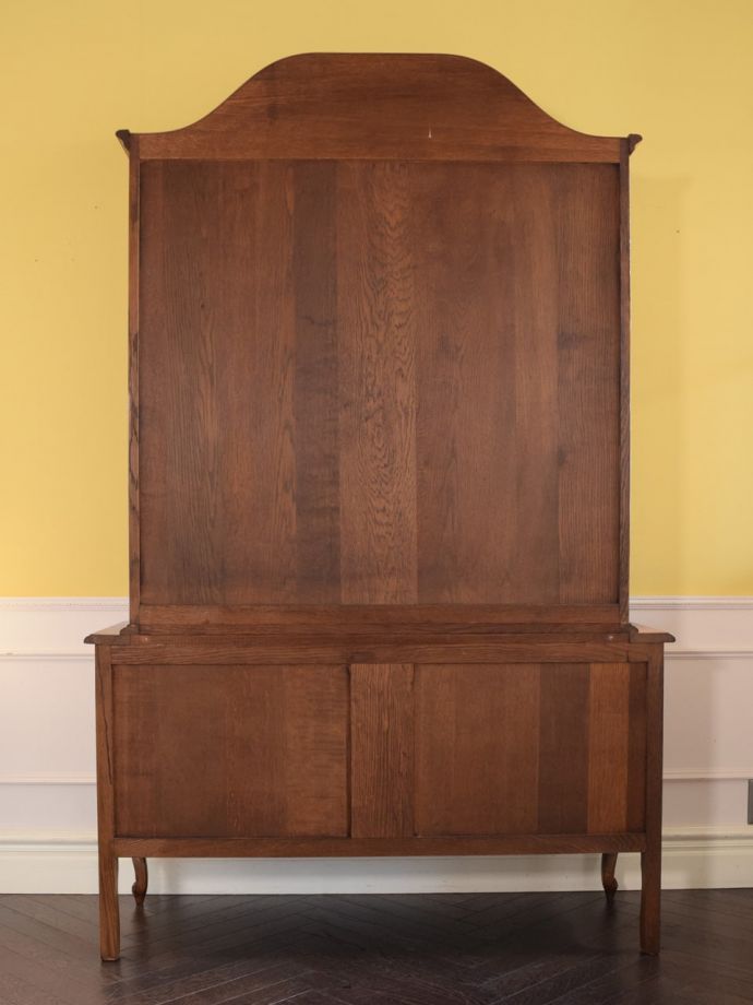 キャビネットの後ろ姿