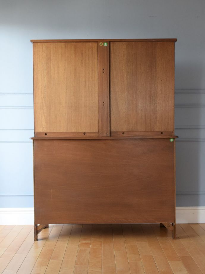 ビンテージキャビネットの後ろ姿