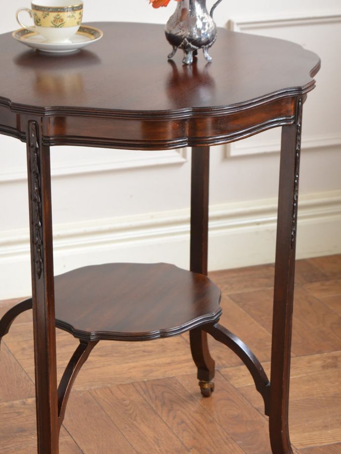 英国のアンティーク家具らしいデザイン