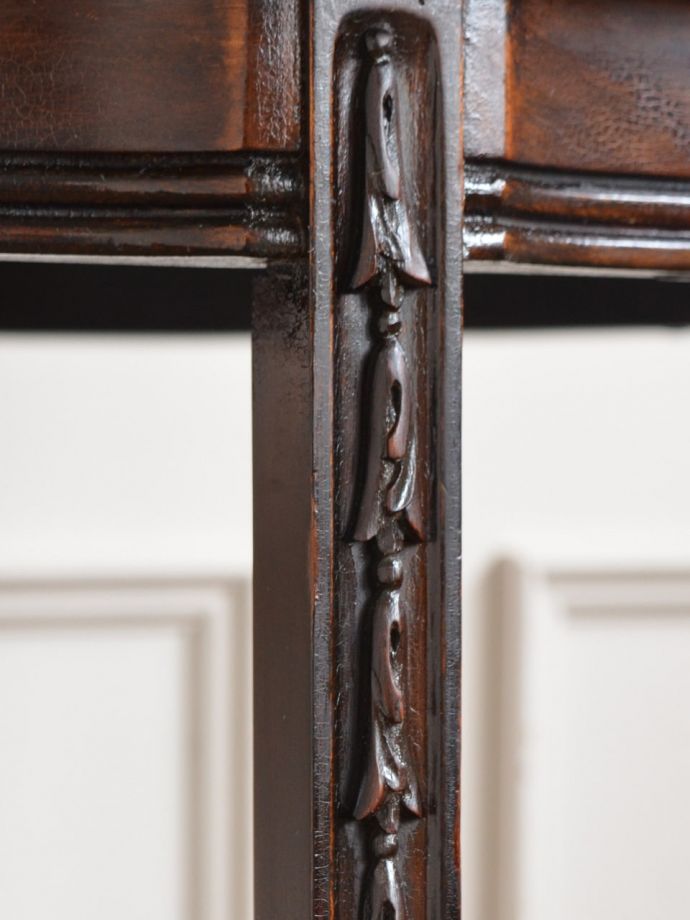 英国アンティーク家具らしい装飾