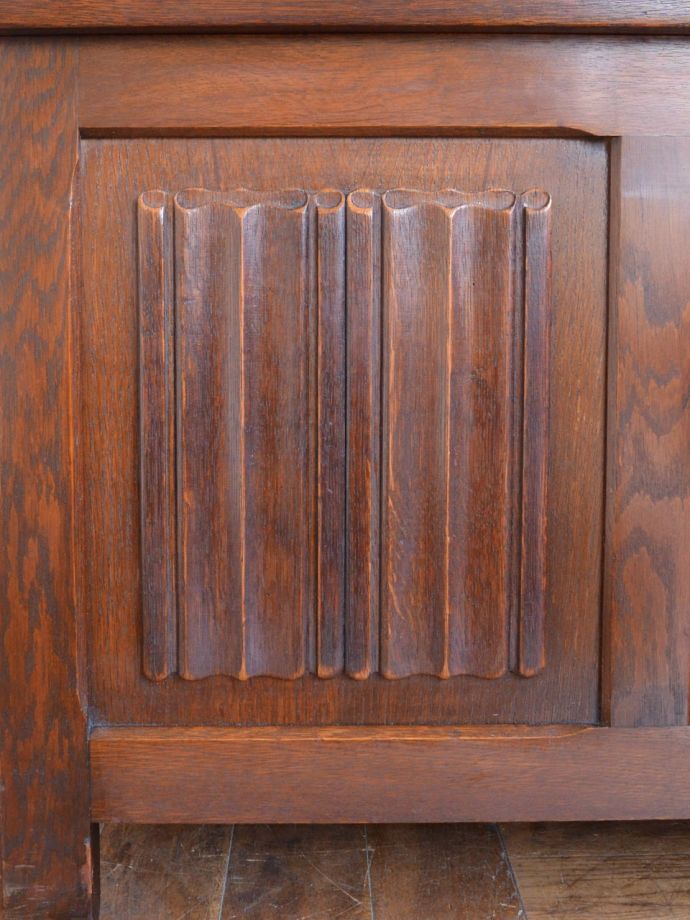 英国アンティーク家具らしい装飾