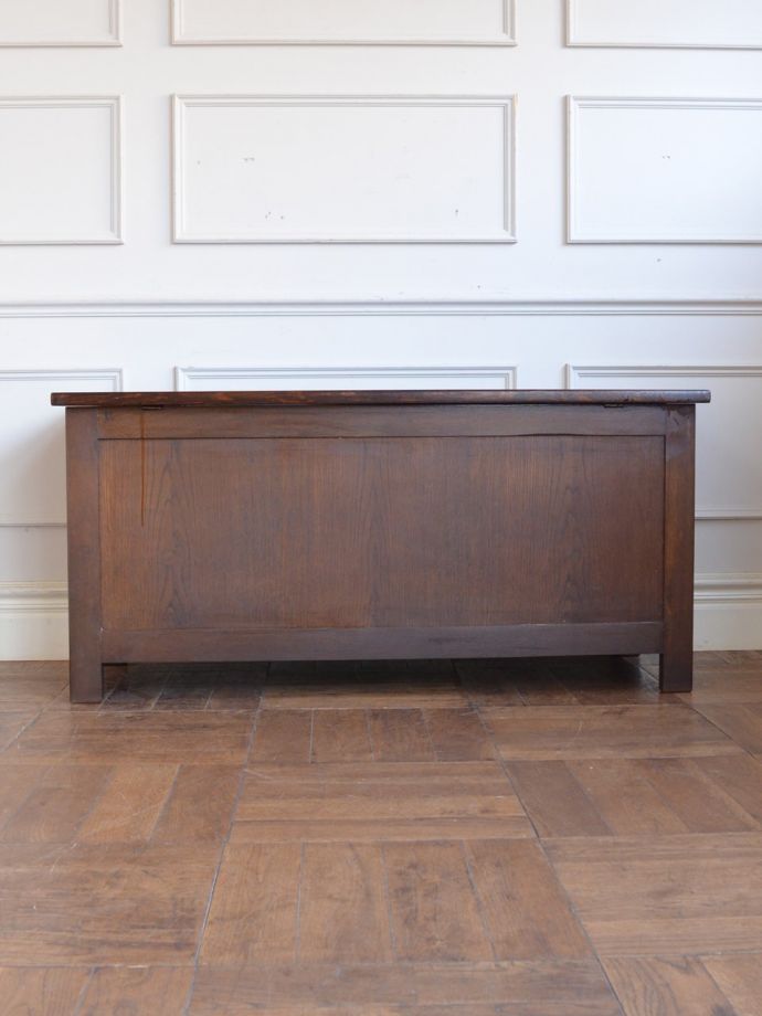 ブランケットボックスの後ろ姿