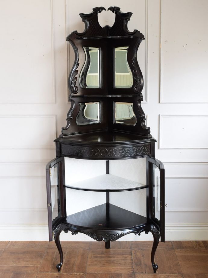 ガラスキャビネットの扉の中