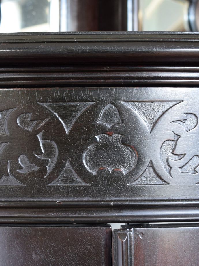 キャビネットの華やかな装飾