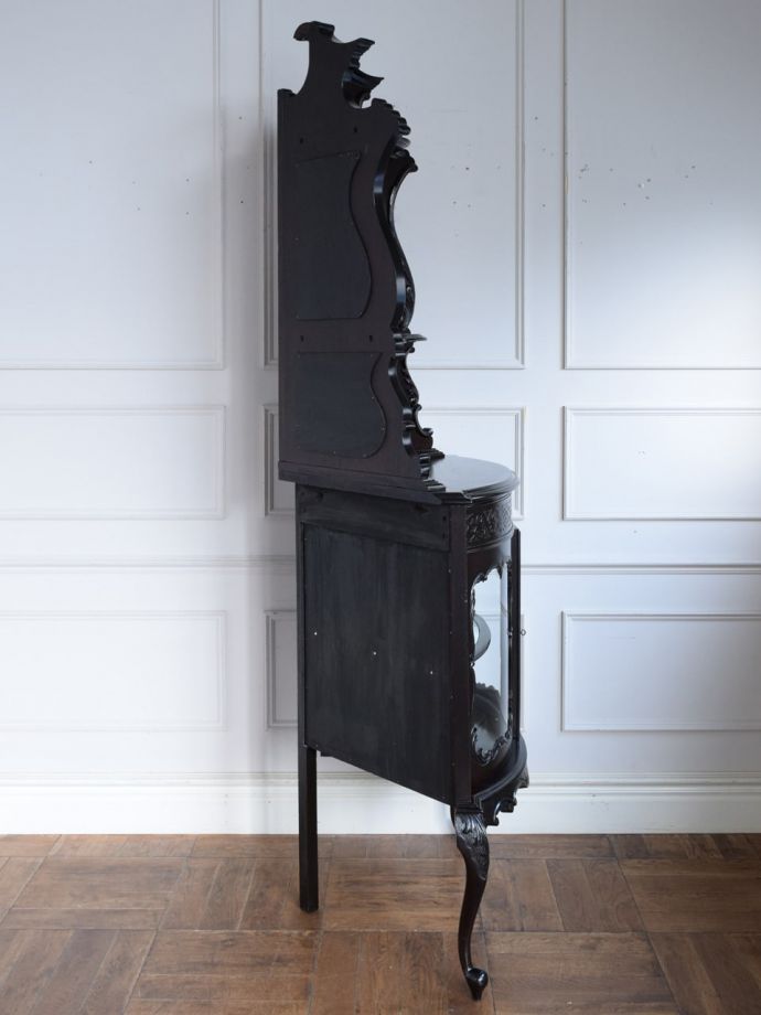 コーナーキャビネットの側面