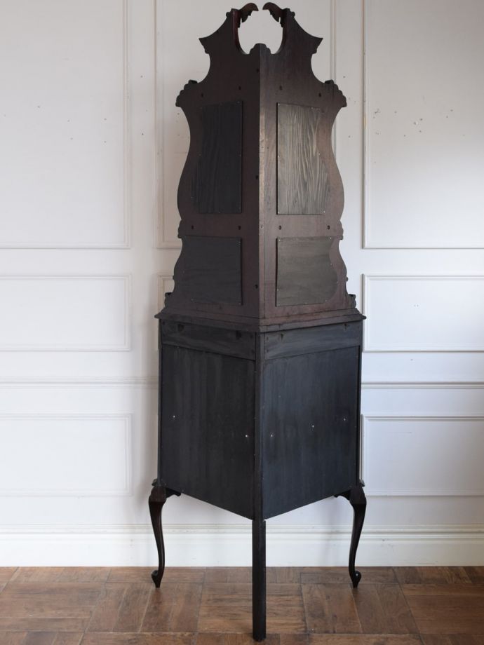 キャビネットの後ろ姿