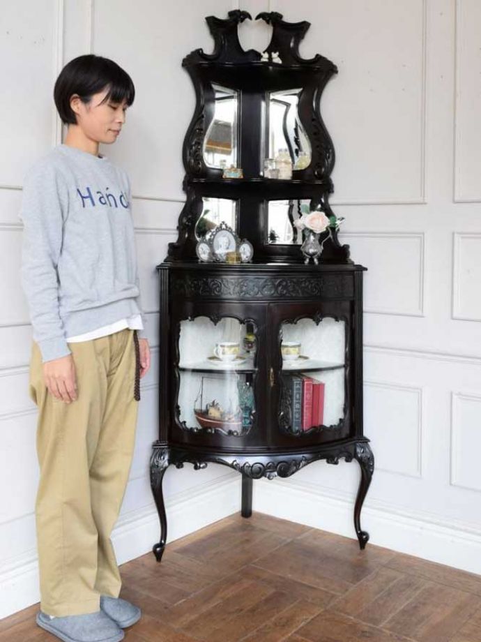 英国アンティークのガラスキャビネット