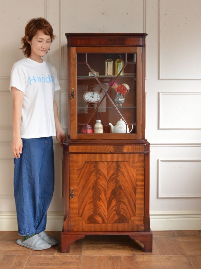 英国アンティークのキャビネット