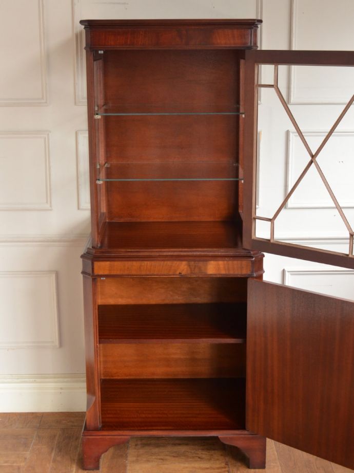 キャビネットの扉の中