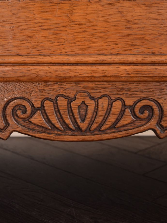 アンティークのチェストの装飾