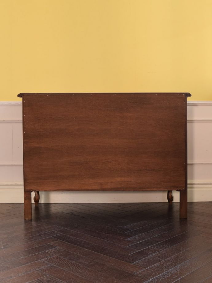 チェストの後ろ姿