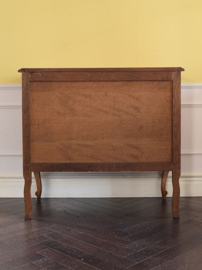 チェストの後ろ姿