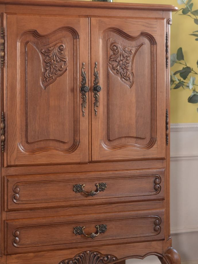 フランスのアンティークらしい美しい彫