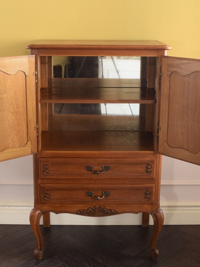 アンティークのサイドボードの扉の中