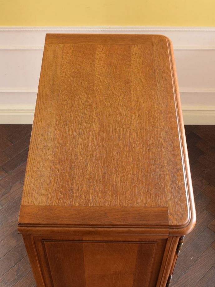 アンティークのサイドボードの天板