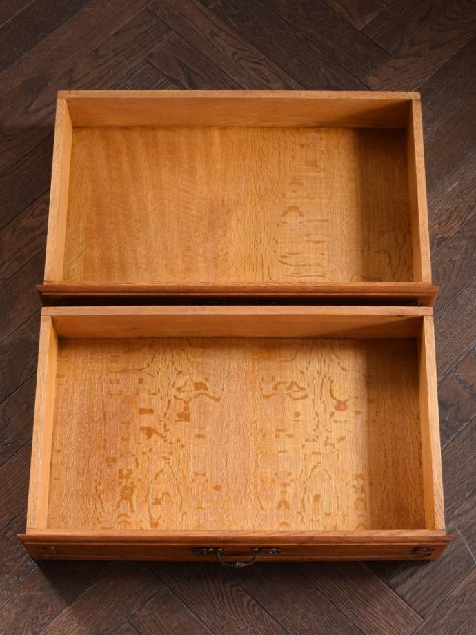 サイドボードの引き出しの中