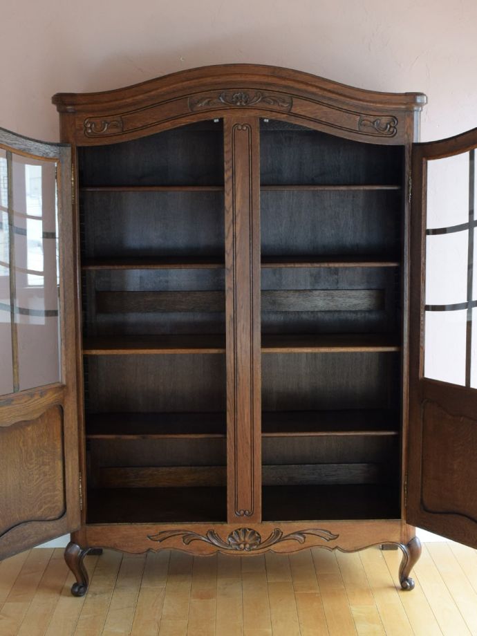 アンティークのキャビネットの扉の中