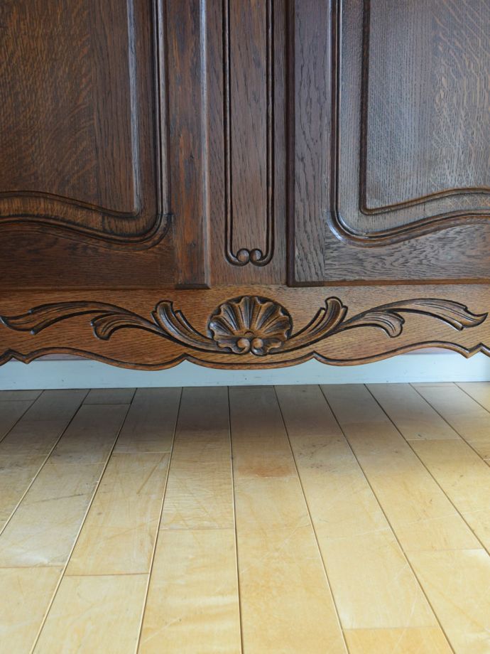 アンティークキャビネットの装飾