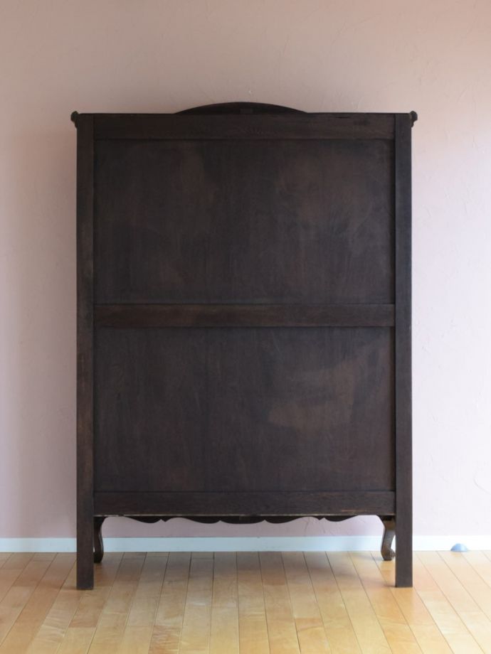 キャビネットの後ろ姿