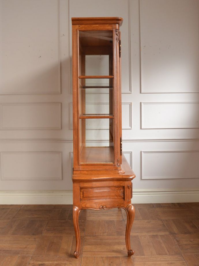 キャビネットの側面