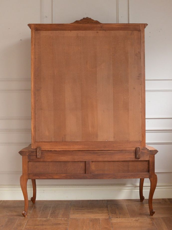 キャビネットの後ろ姿