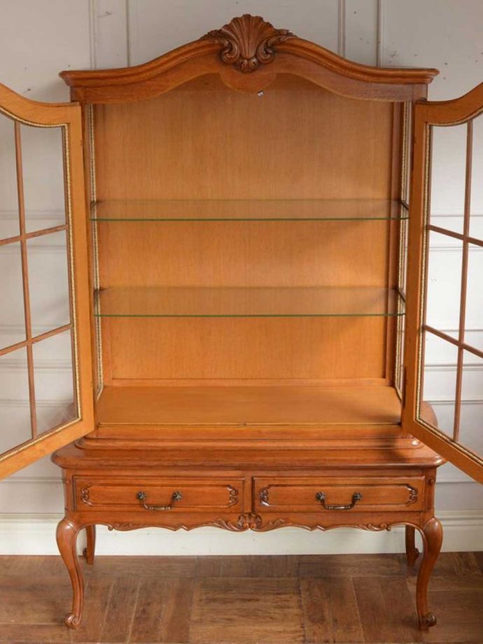 アンティークのキャビネットの扉の中