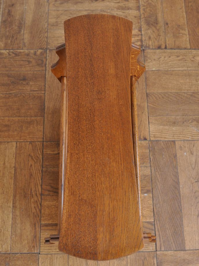 サイドテーブル付きのマガジンラック