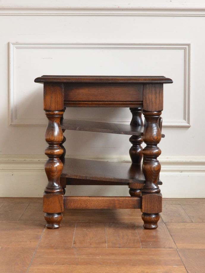 コーヒーテーブルの後ろ姿