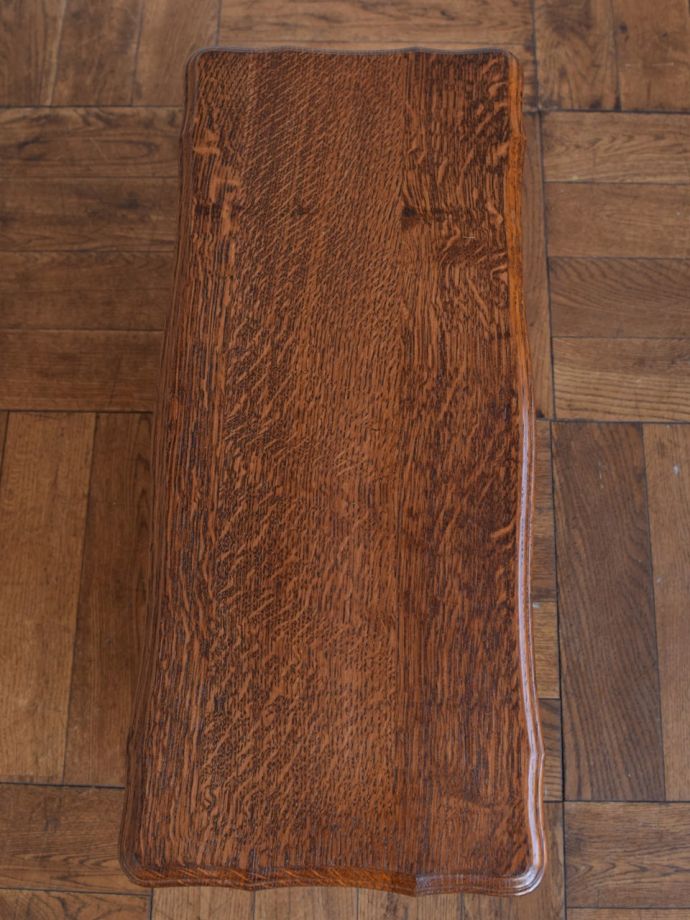 サイドテーブル付きのマガジンラック