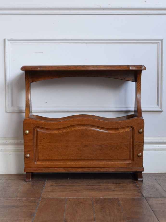 マガジンラックの後ろ姿