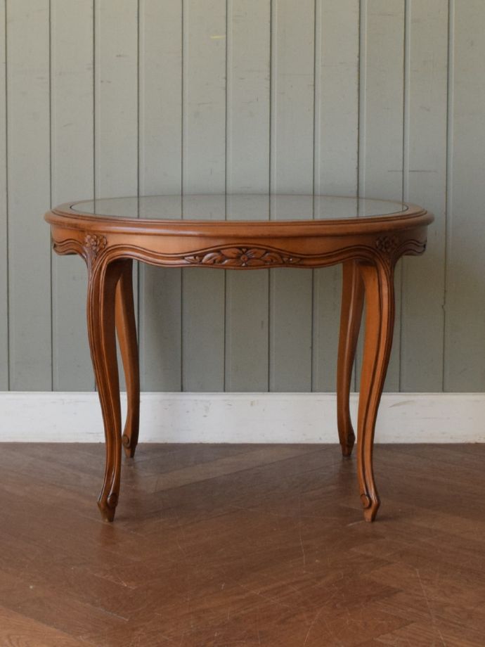 アンティークテーブルの横顔