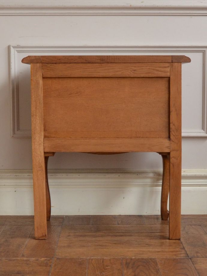 サイドチェストの後ろ姿