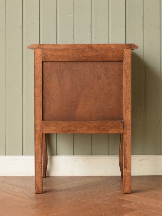 サイドチェストの後ろ姿