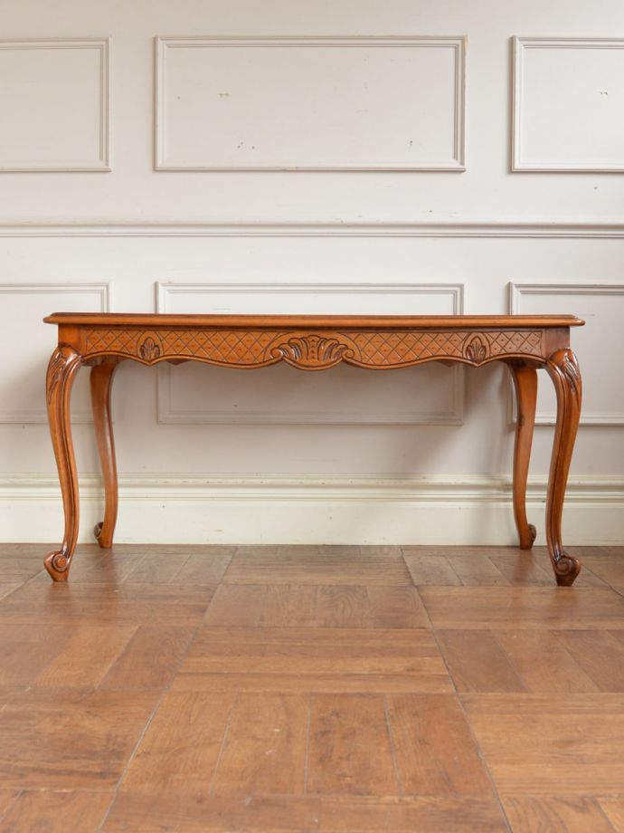 アンティークテーブルの横顔