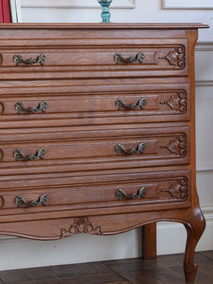 フランスの家具らしい美しいフォルム