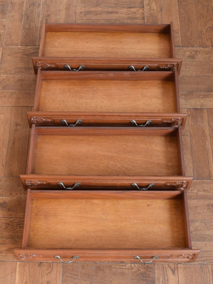 アンティークチェストの引き出しの中