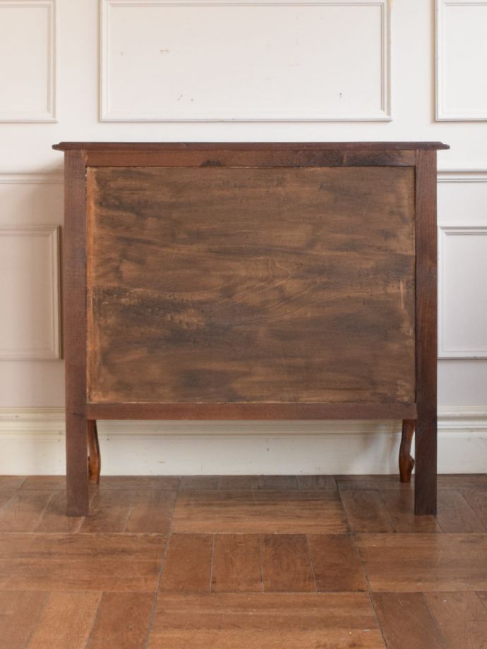 チェストの後ろ姿